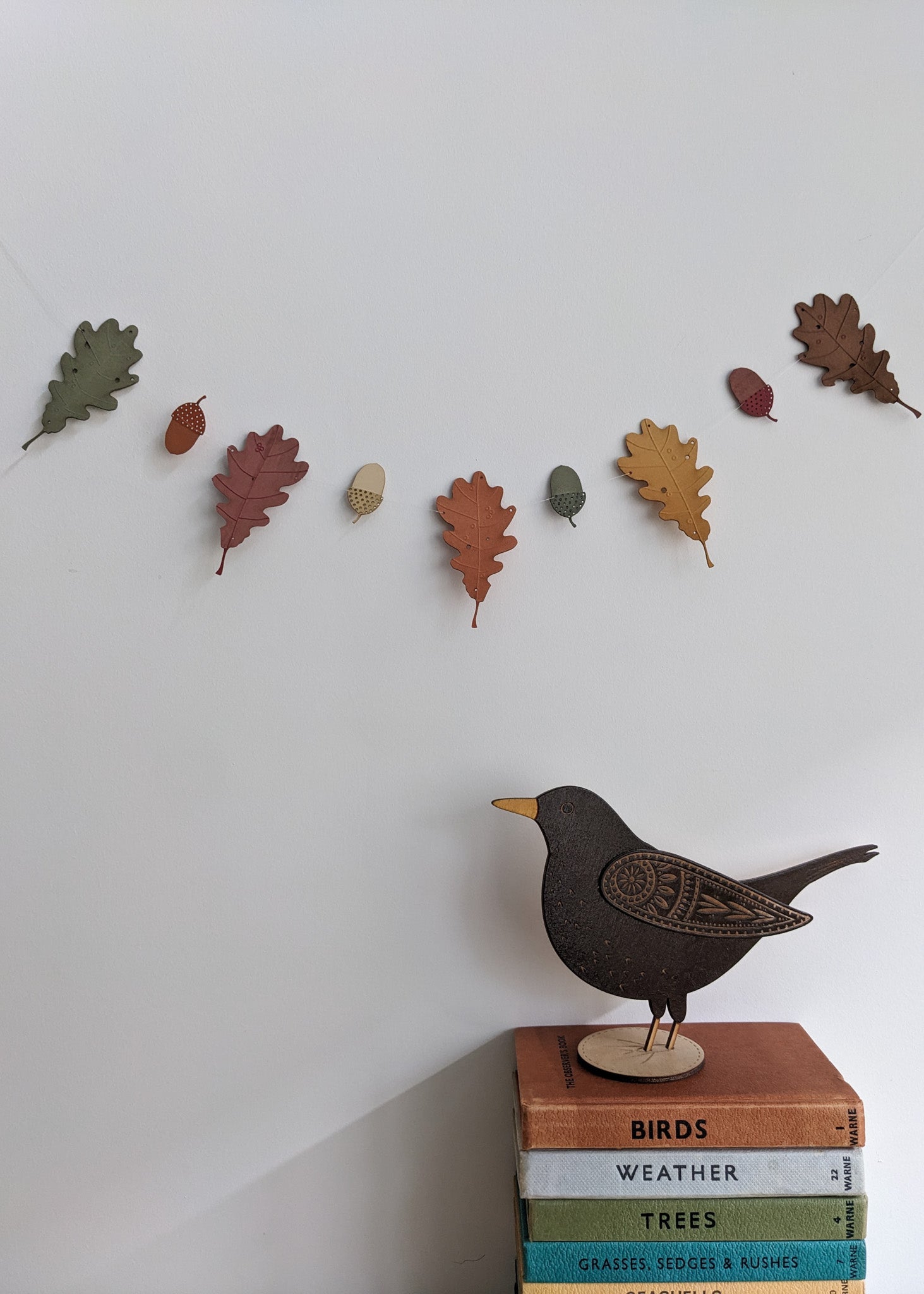A garland of oak leaves and acorns